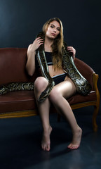 Obraz na płótnie Canvas perfect girl and giant python in the studio 