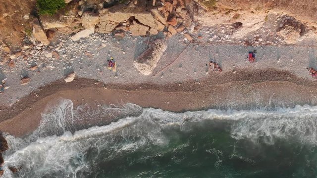 Piccole onde sulla riva del mare