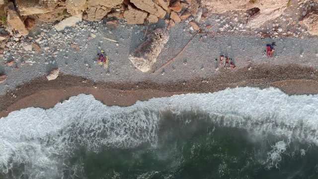 Piccole onde sulla riva del mare