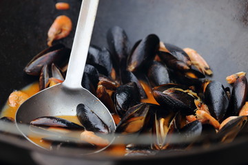 готовые мидии в чугунной кастрюле  © lenakorzh