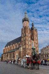 Cracovie - calèches devant l& 39 église Sainte-Marie
