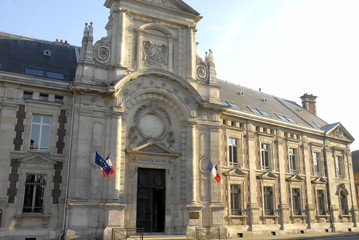 Fototapeta na wymiar Ville d'Evreux, palais de justice et drapeaux, département de l'Eure, Normandie, France