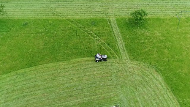 Collection technique : tondeuse vue du ciel (France | P&eacute;rigord)