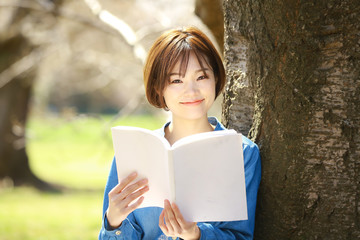 読書する女性