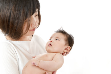 裸の赤ちゃんを抱き幸せなお母さんイメージ