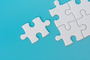 Obraz premium jigsaw puzzle on blue background