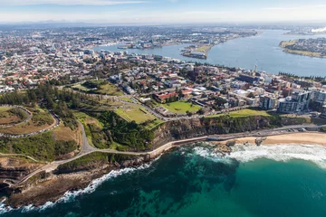 Foto op Aluminium Newcastle Beach en uitzicht op de stad. Newcastle, gelegen aan de oostkust van Australië, net ten noorden van Sydney, heeft een fantastische kustlijn. © jeayesy