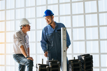 Construction engineers talk to architects about construction equipment on construction sites or buildings.