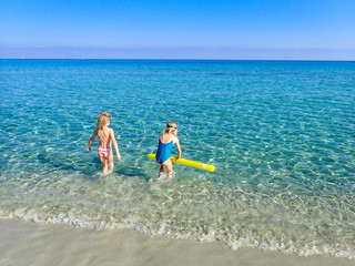 Naklejka premium Enfants à la plage