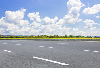 On the vast grassland, the asphalt road is clean and unmanned