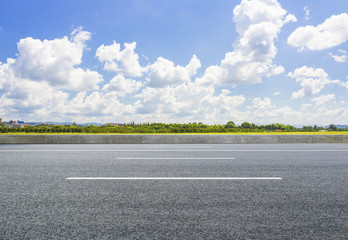 On the vast grassland, the asphalt road is clean and unmanned