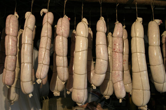 lavorazione maiale suini salami stagionatura prodotti tipici modena emilia romagna