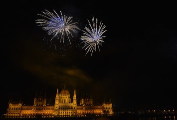 the night with fireworks August 20, which can be enjoyed in Budapest from any of the banks of the Danube, in a wide area that goes from Margarita Island to beyond the bridge of the Chains