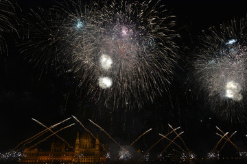 the night with fireworks August 20, which can be enjoyed in Budapest from any of the banks of the Danube, in a wide area that goes from Margarita Island to beyond the bridge of the Chains