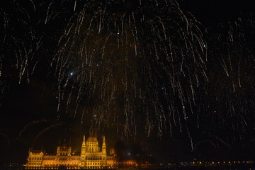 the night with fireworks August 20, which can be enjoyed in Budapest from any of the banks of the Danube, in a wide area that goes from Margarita Island to beyond the bridge of the Chains