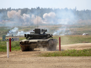 Naklejka na ściany i meble Russian main battle tank T-80 during combat training