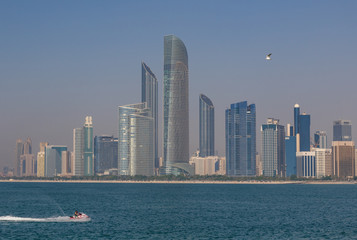 Obraz premium Abu Dhabi - like in the nearby Dubai, in Abu Dhabi there is a very rich skyline. Here in particular the sky scrapers of the Corniche Beach