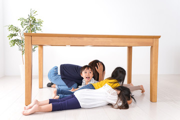 地震で避難する子どもたち