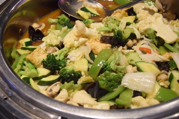 Asiatische Gemüsepfanne mit Blumenkohl und Brokkoli