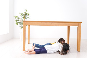 地震で避難する子どもたち