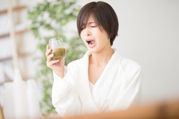 野菜ジュース・女性・バスローブ