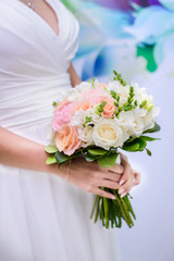 Obraz na płótnie Canvas Wedding bouquet in the hands of the bride closeup