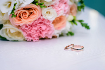 Obraz na płótnie Canvas Wedding rings and bridal bouquet