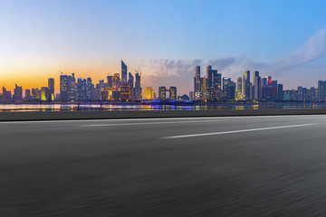 Obraz premium Urban road asphalt pavement and skyline of Hangzhou architectural landscape