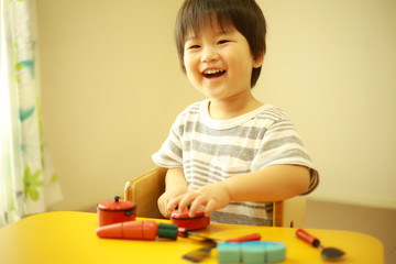 おままごとする男の子