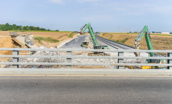 Baustelle und Abriss einer Brücke aus Beton an der Autobahn