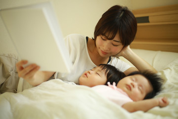 Obraz na płótnie Canvas 寝かしつける母親