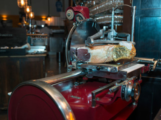 Prosciutto auf alter Maschine II