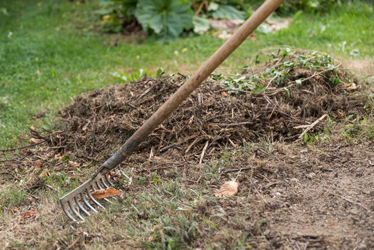 Garden tools properly turn off garden rakes