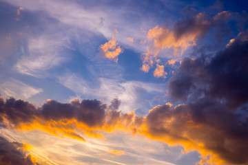Fototapeta na wymiar Bunte Wolken am Abendhimmel 