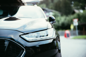 Fototapeta premium Scheinwerfer eines Autos in der Stadt, LED