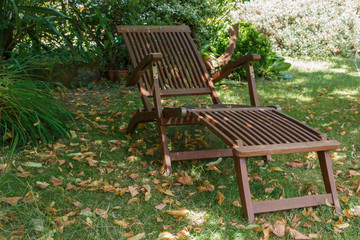 Chaise longue dans un jardin en automne