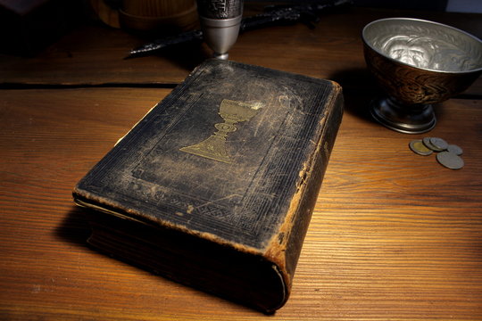 Alte geschlossene Bibel