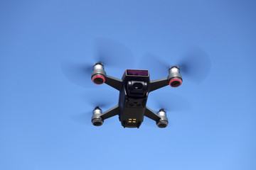 Fototapeta na wymiar drone voyants rouges