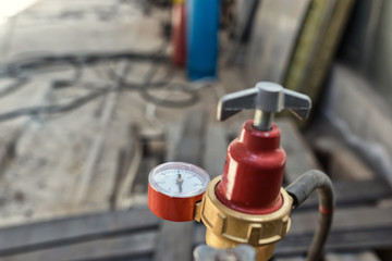 Liquefied gas cylinder with pressure gauges for pressure control