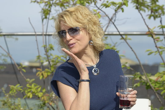 Blonde Frau im Urlaub