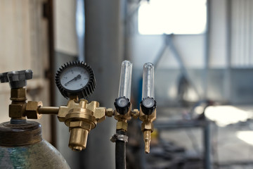 Liquefied gas cylinder with pressure gauges for pressure control