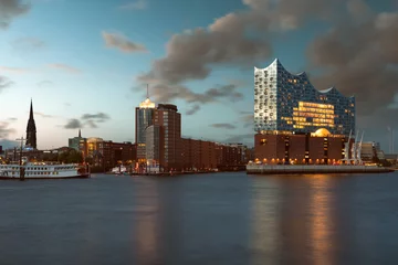 Hamburger Hafen mit Elbphilharmonie © lassedesignen