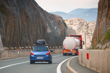 Obraz premium Car driving over Krk brige