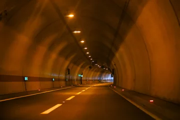 Velours gordijnen Tunnel Gebogen lege snelwegtunnel