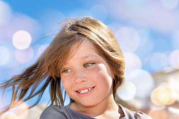 visage heureux d'enfant sur la plage