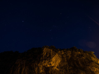 Naklejka premium starry over the cliff
