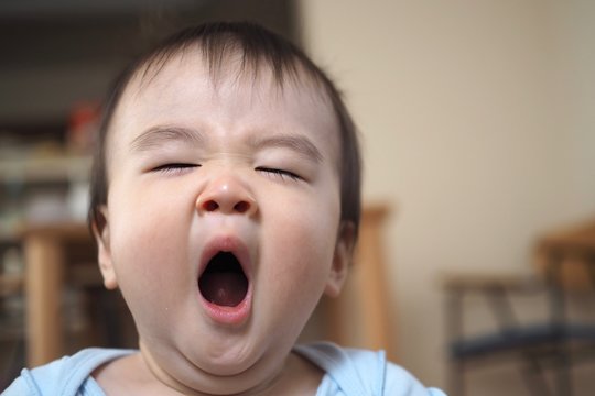 あくびをする赤ちゃんのイメージ