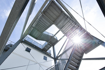 Stahltreppe im Außenbereich mit Sonne