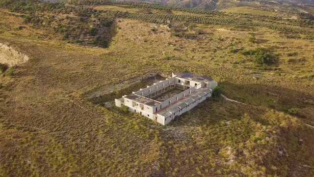 Vecchia fabbrica abbandonata in cima a una montagna. Vista aerea