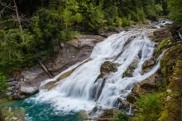 Fototapeta premium Wodospady w Parku Narodowym Ordesa i Monte Perdido w paśmie Pyrinees w Hiszpanii, Huesca, Zobacz długą ekspozycję